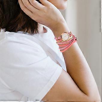 Montre-bracelet délicate pour femme, rose, pour un usage quotidien et comme accessoire.