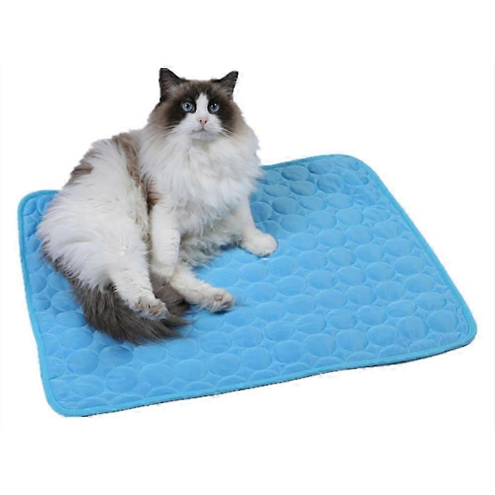 Tapis rafraîchissant pour chien en soie glacée, idéal pour les chaudes journées d'été, à la maison comme en voyage.