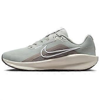 Nike DOWNSHIFTER 13 Atmungsaktiver Low-Top-Laufschuh mit weicher Schaumstoffpolsterung für Herren, geeignet für lange Strecken und Sprints, Preppy Gray FD6454-013
