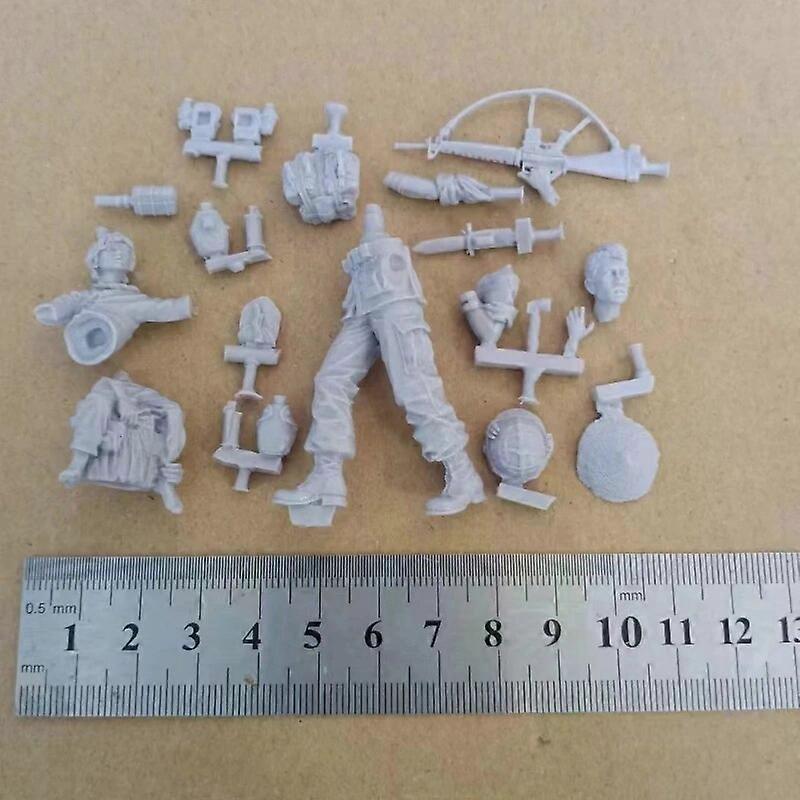 Survivor Resin Figure 1/24 Model Kit Unpainted and Unassembled Toys
