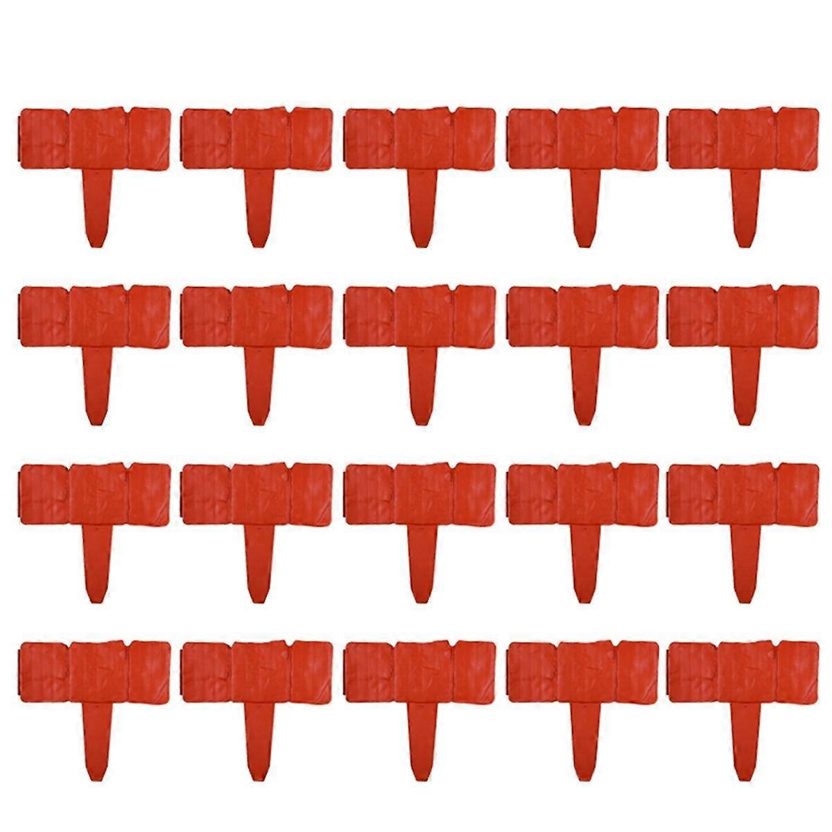 Bílý plastový plot, dělicí plot, imitace kamene, nádvoří, trávník, dekorace vily, malý plot