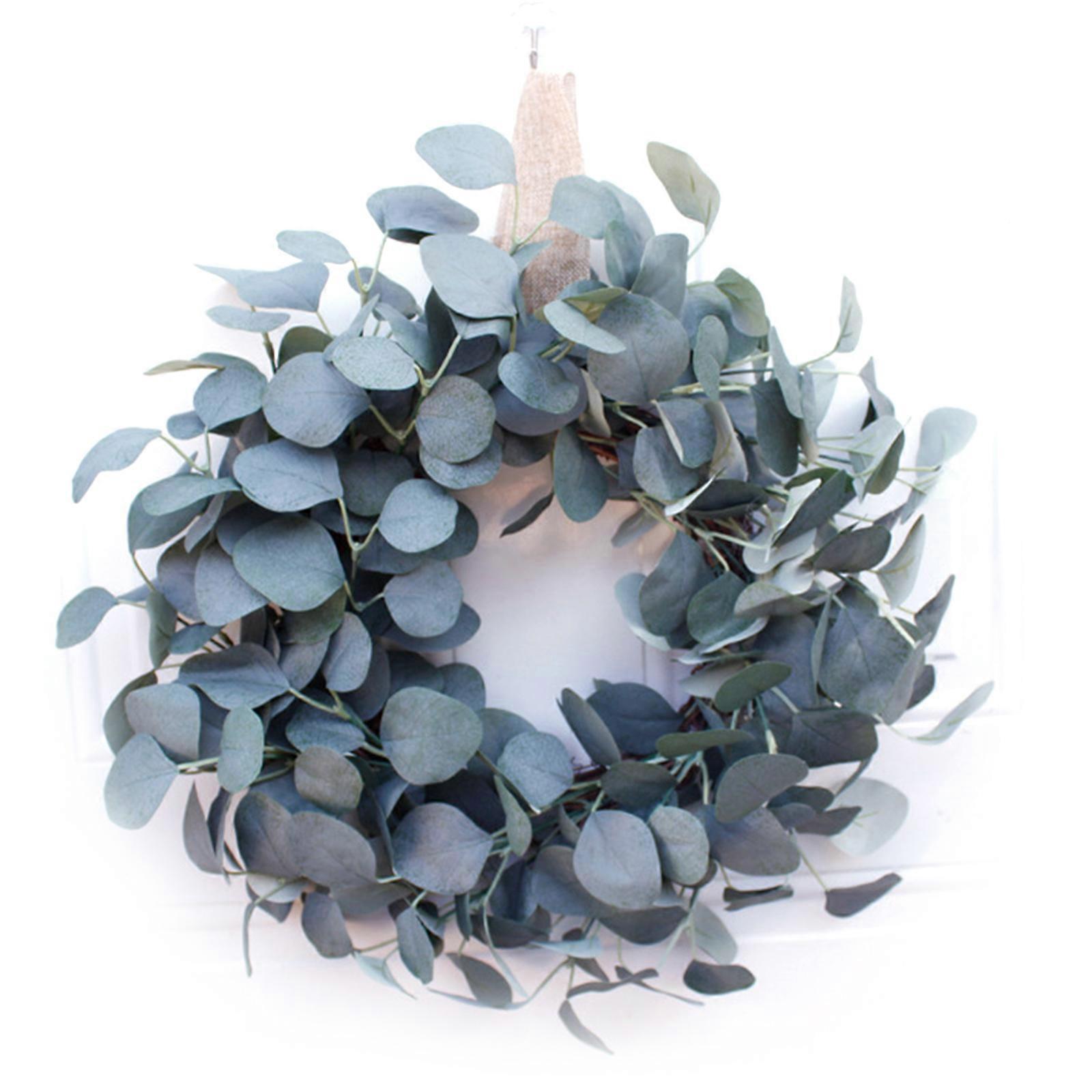 Couronne de porte d’entrée en eucalyptus artificiel de 15 pouces Couronne fabriquée à la main pour la porte d’entrée Extérieur Maison Mur Fête Mariage Décor