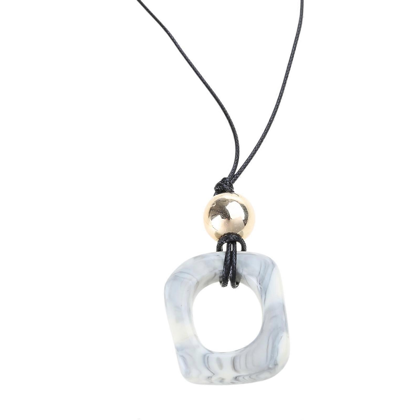 Collier pendentif en résine multifonctionnel Chaîne de pull reflétant le collier de style naturel adapté à une tenue décontractée ou formelle blanc