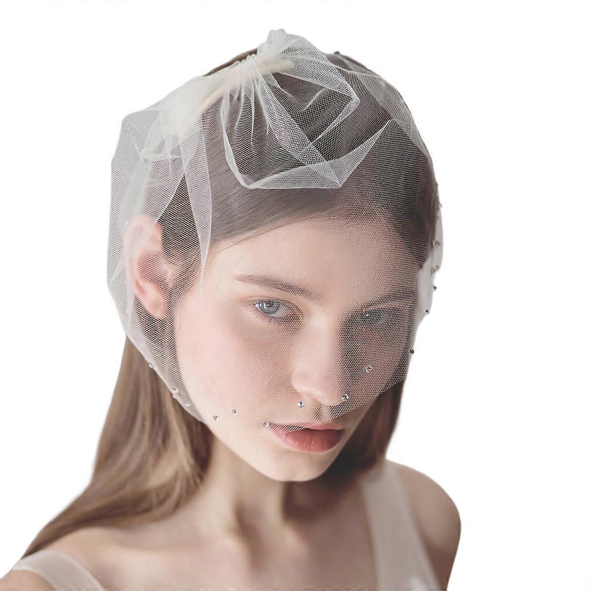 حجاب الزفاف ، الشمبانيا ، 1 جهاز كمبيوتر.