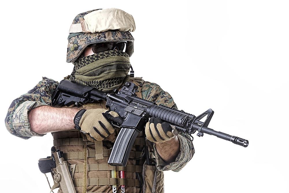 ライフル ヘルメット 戦術手袋を装備したアメリカ海兵隊のスタジオショット ポスター