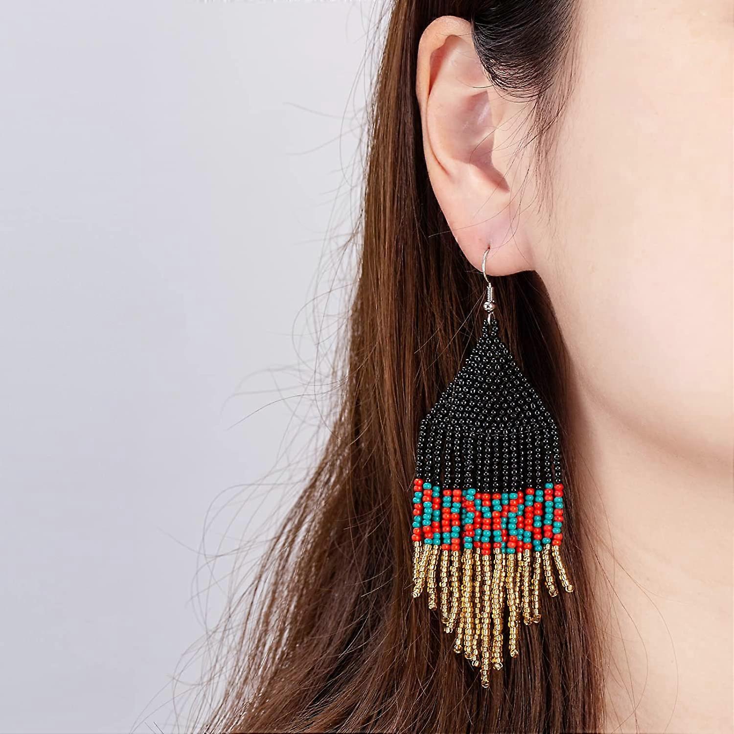 Lunghi orecchini con frange di perline in stile nativo americano Navajo. Gioielli da sposa boho in marrone, terra di Siena, avorio, turchese e oro. - Italia