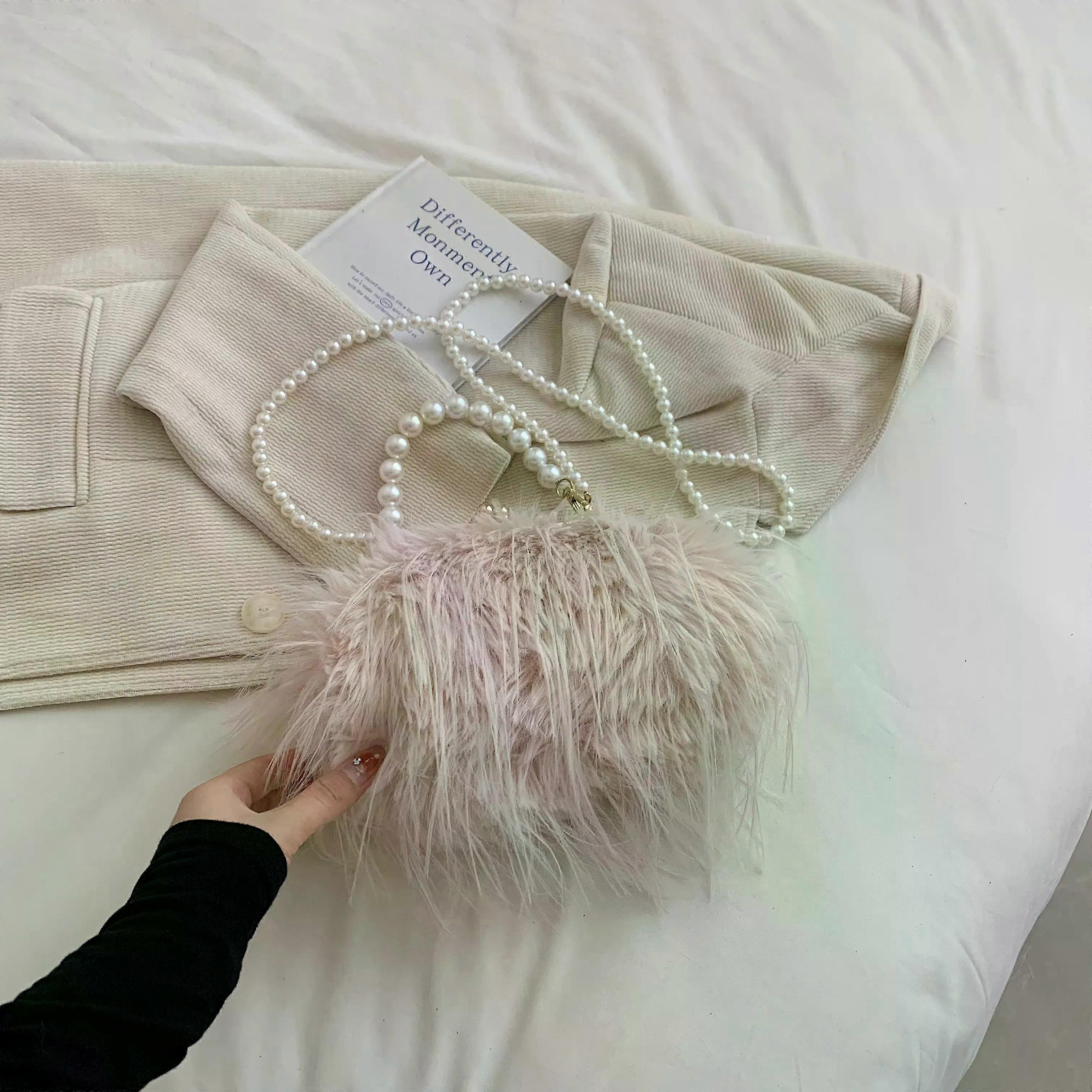 Liten mjuk plysch pärlstav axel sidoväska för kvinnor vinter mode trend design handväskor kuvertväskor