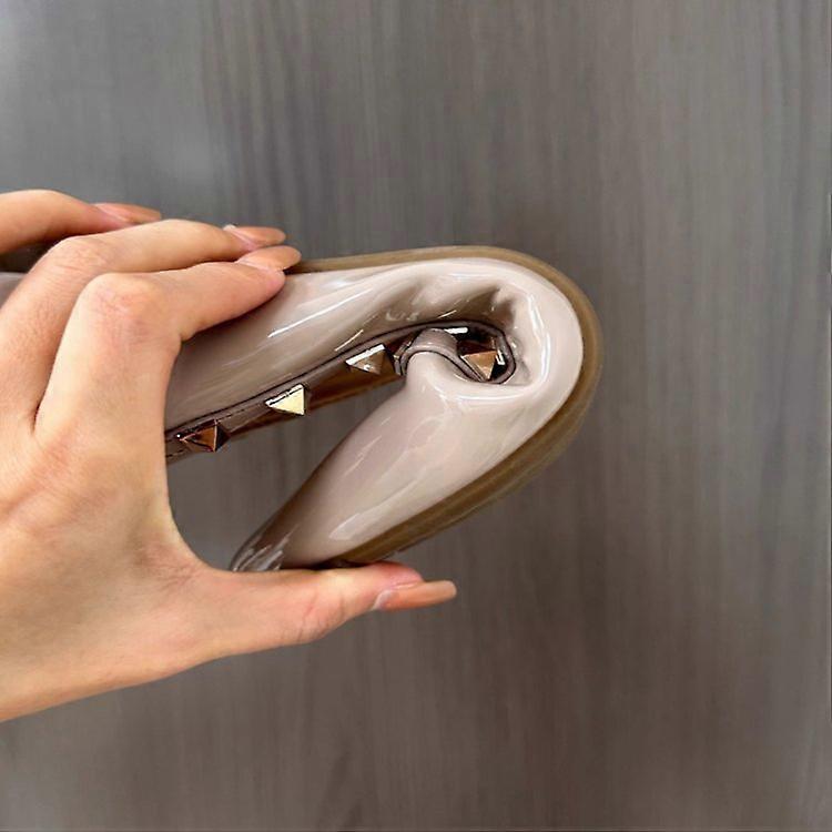 Fashionable rivet-style women's shoes with flat bottom, pointed toe, shallow mouth, rubber soft sole, slip-on low heel