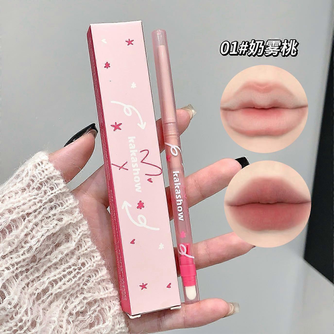 The matte, plump lip liner is delicate and silky, perfectly outlining the lips. It comes with a lip brush and sharpener.