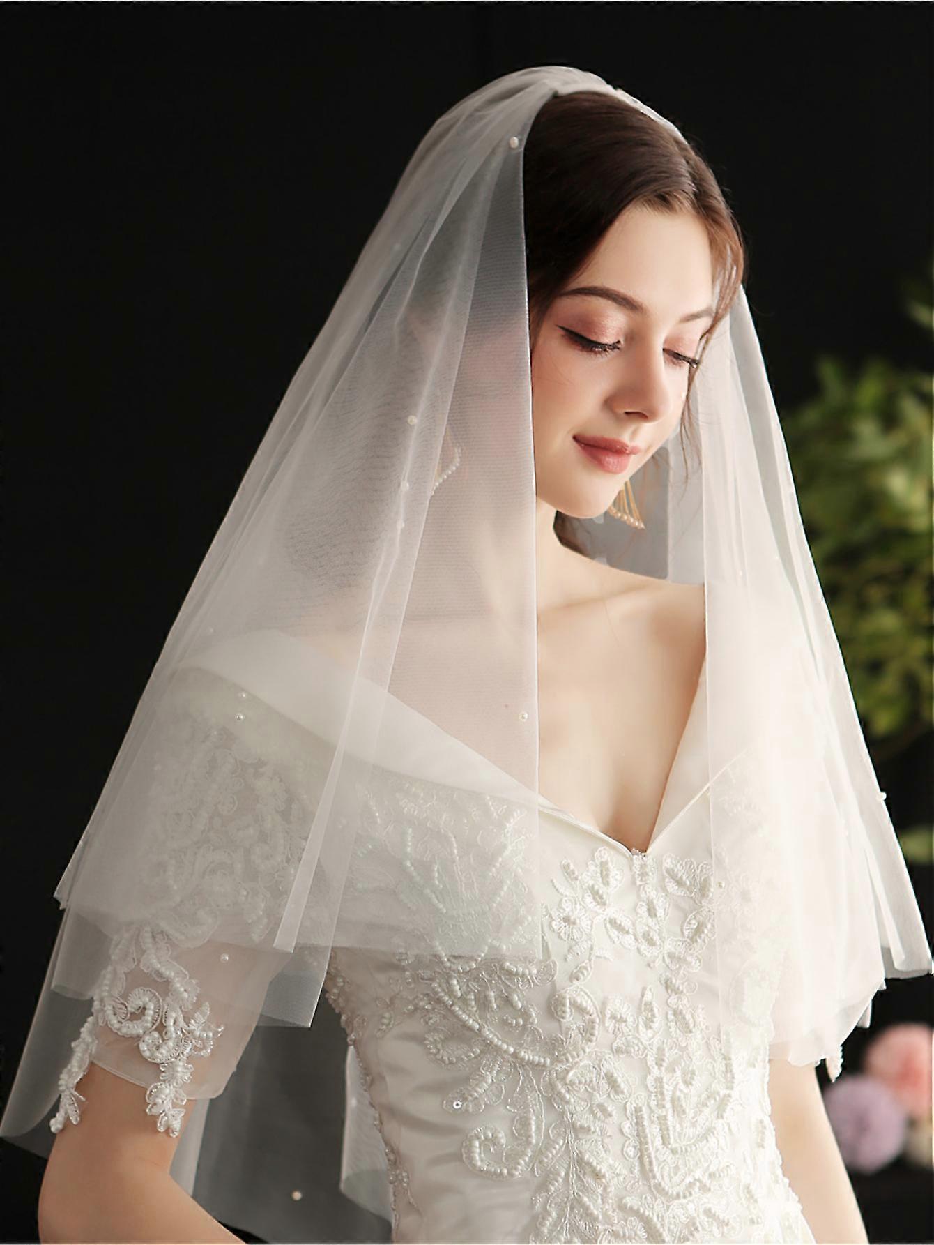 Two-layer bridal veil with pearl details, hand-sewn with comb, simple and voluminous wedding veil in white