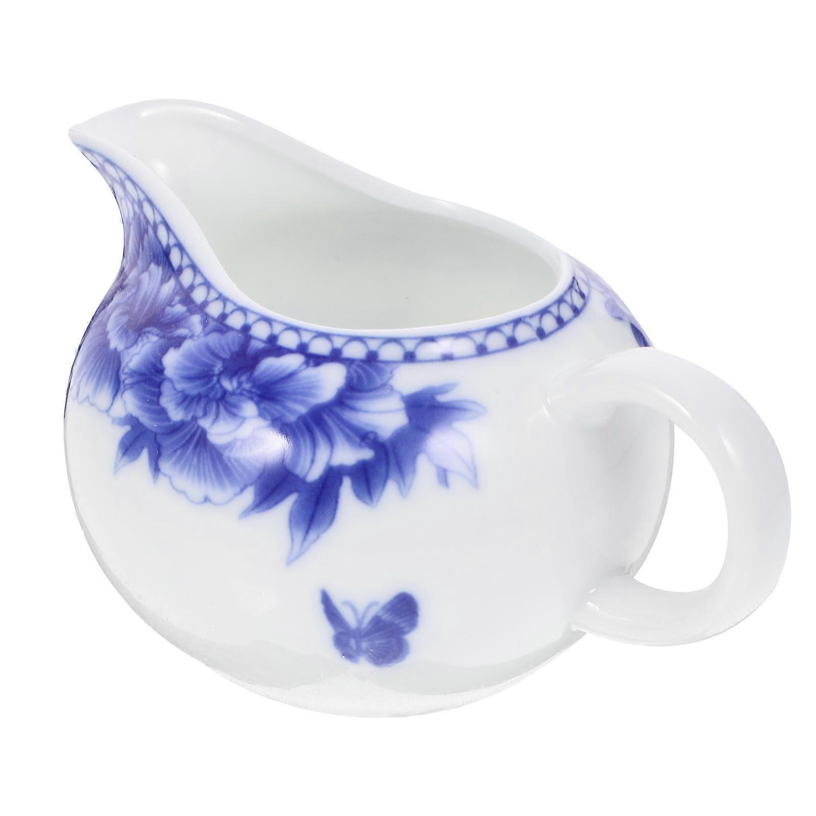 Chinese Style Milk Serving Pitcher For Coffee Bars And Kitchen Use Featuring A Smooth Nozzle And Ergonomic Handle 1Pcs