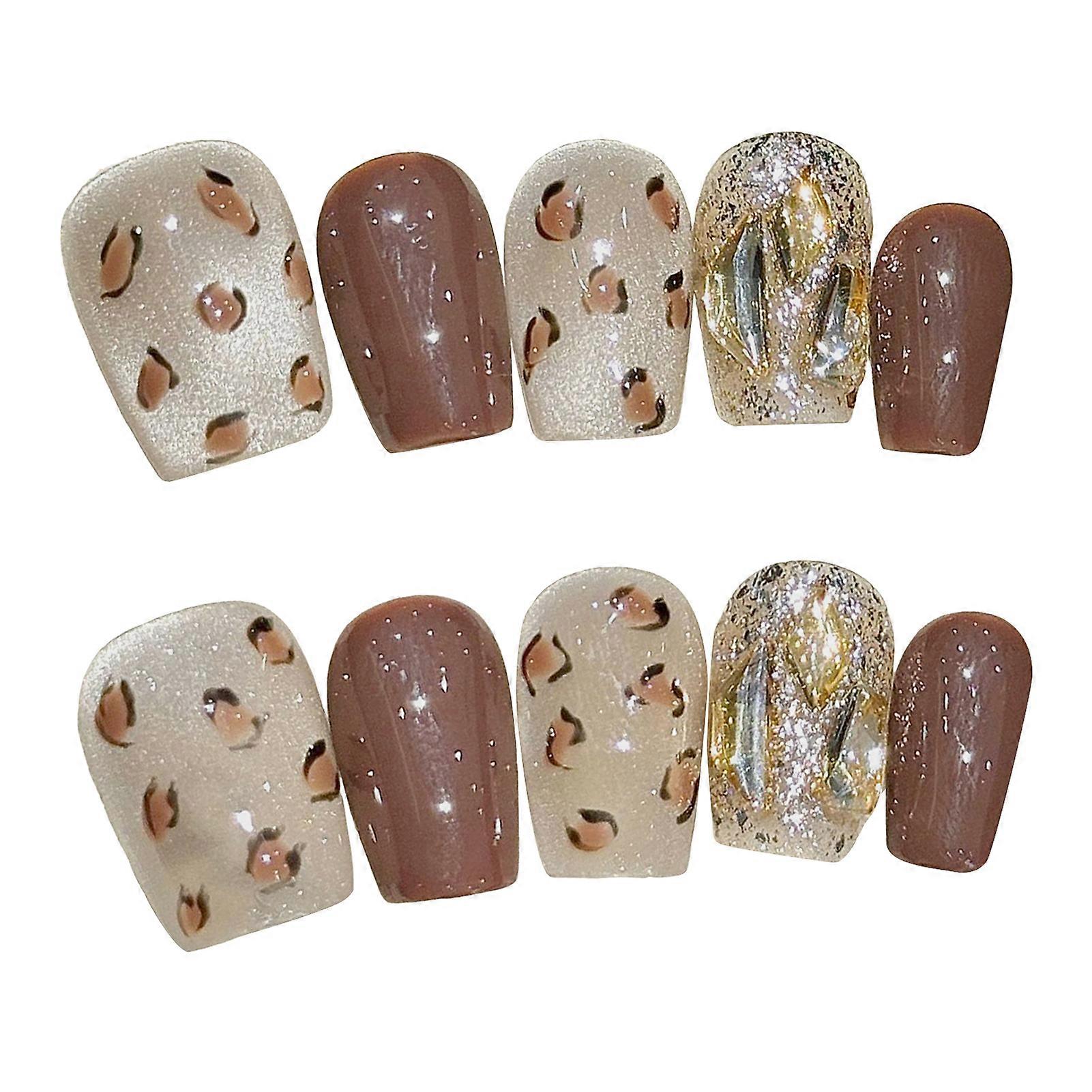 Las uñas postizas marrones con estampado de leopardo inodoros brindan una experiencia cómoda