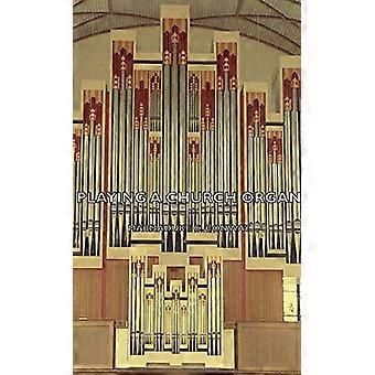 Auf einer Kirchenorgel spielen