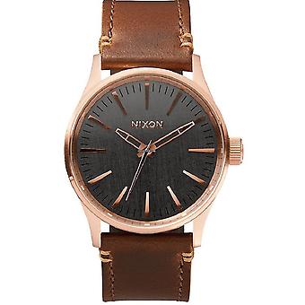 Nixon Sentry kvartsi analoginen mies katsella A3772001 Cowskin ranne koru