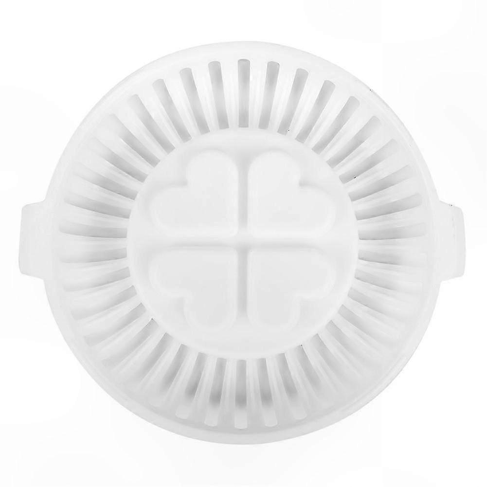 hausgemachte gebackene Kartoffelchips in der Mikrowelle, knuspriger und leckerer Snack