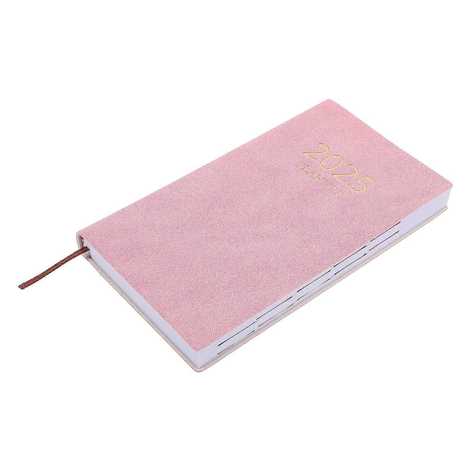 Denní diář A6 v angličtině 2025 s měsíčním rejstříkem a růžovým obalem