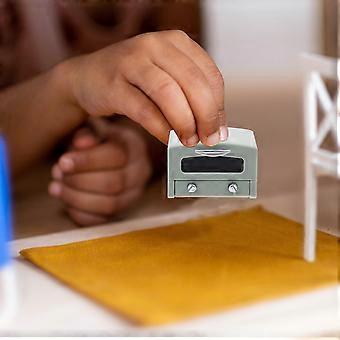 Mini forno de brinquedo simulado para crianças.