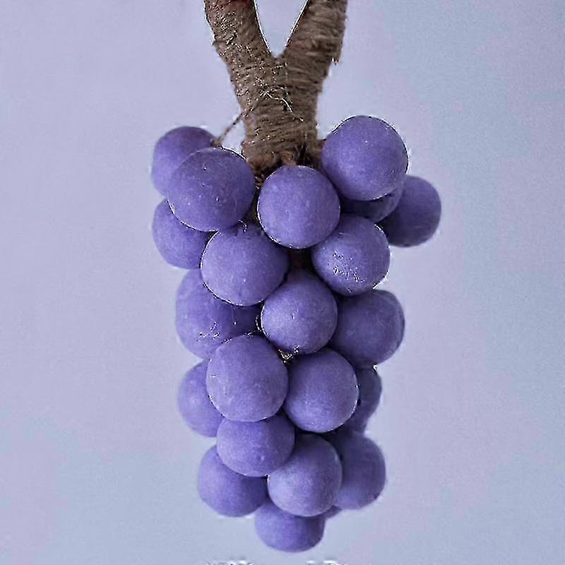 Jabón en forma de racimo de uva hecho a mano en una cuerda Proceso frío natural para ducha