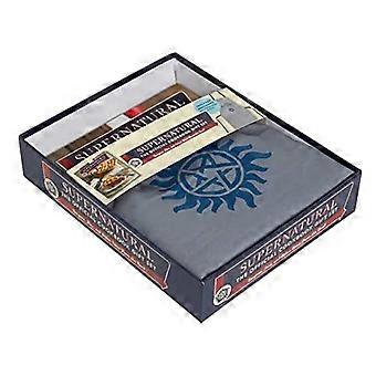 Supernatural: The Official Cookbook Gift Set Edition: Hamburgers, tartes et autres bouchées de la route