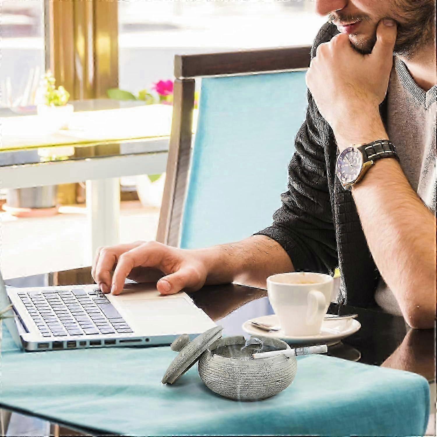 Ceramic ashtray with lid, indoor and outdoor windproof ashtray