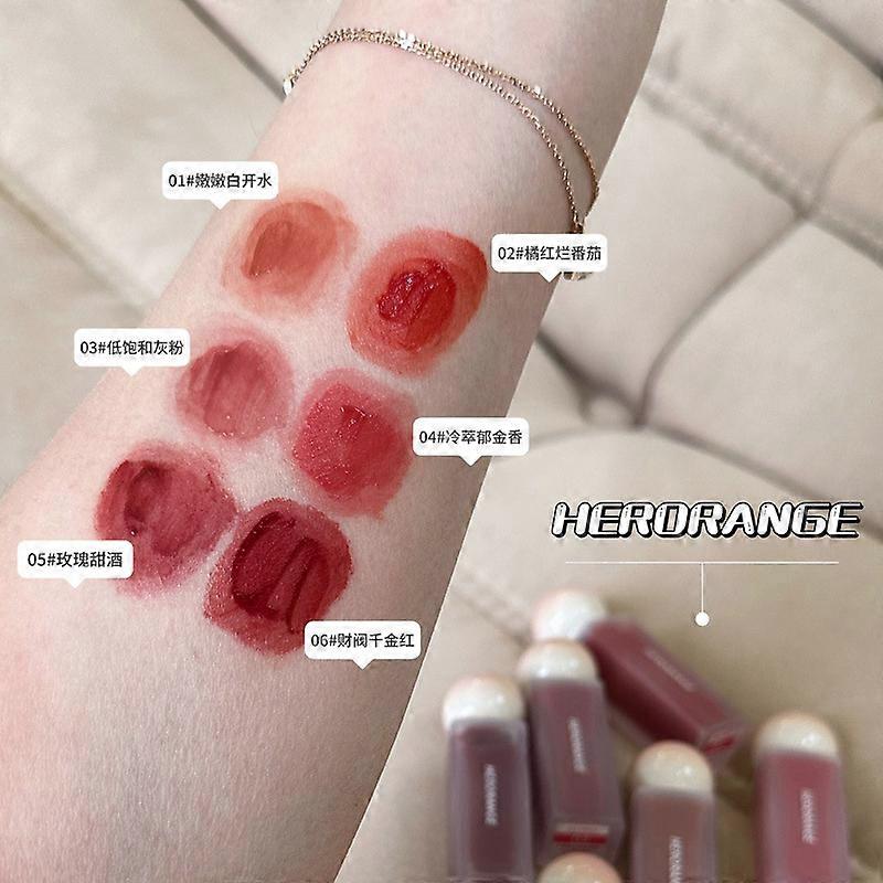 Glossy mirror lip gloss, pure and alluring, brightens even without makeup, moisturizes and gives a plump, glossy lip look.