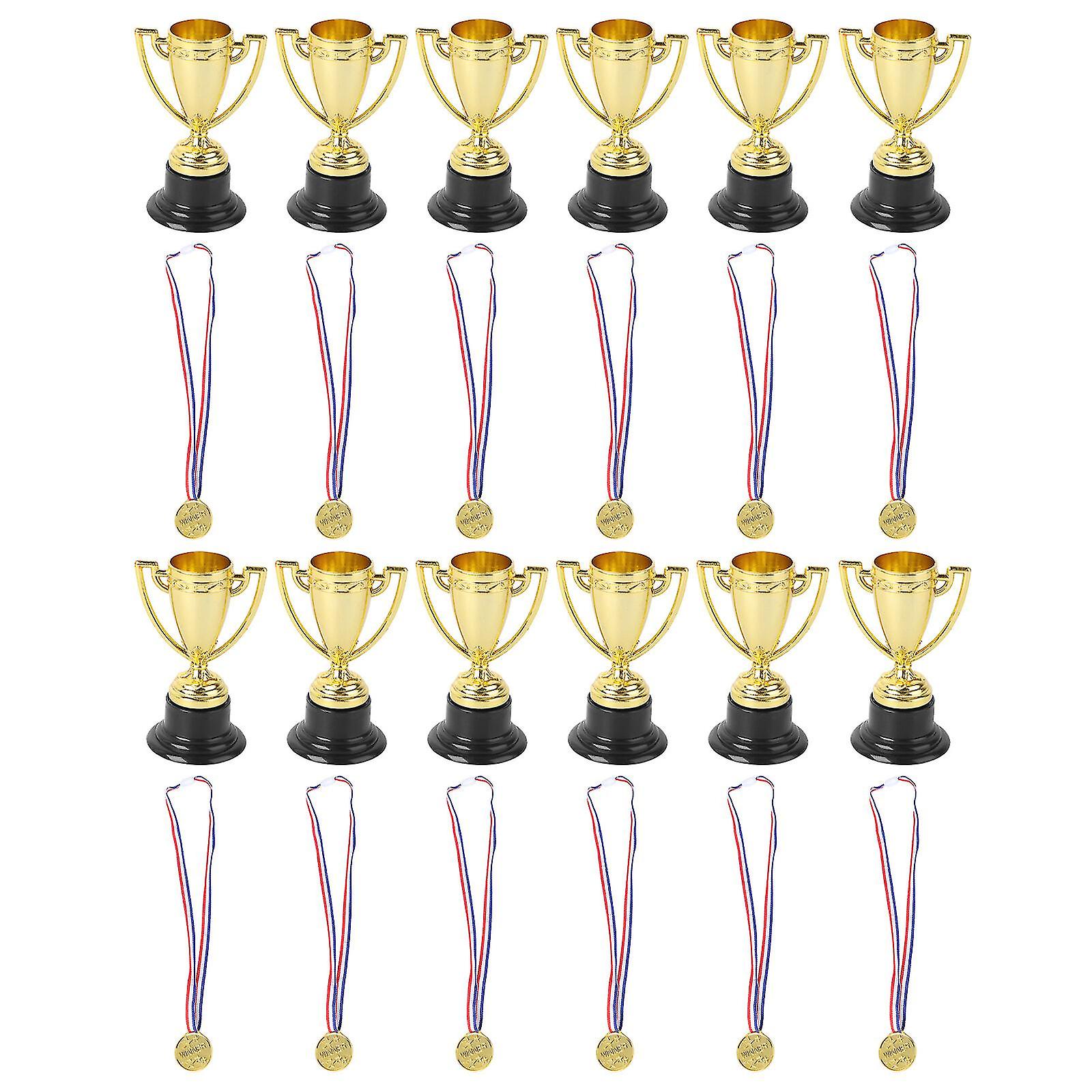 גביע מיני פלסטיק 24pcs ומדליות פרסים מדליות קטנות מדליות פרסים גביע צעצועים לסטודנטים ספורט (12pcs גביעים + 12pcs מדליות, אקראי Co
