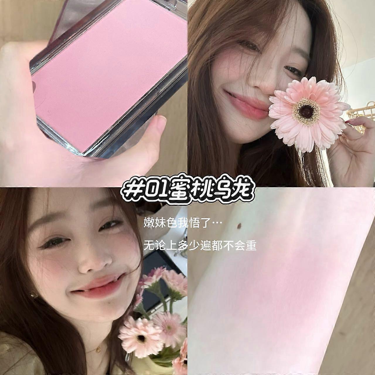 Three-color gradient blush with a fine, natural powder that brightens the complexion and adds a touch of ambiance. Highlighter and contour p