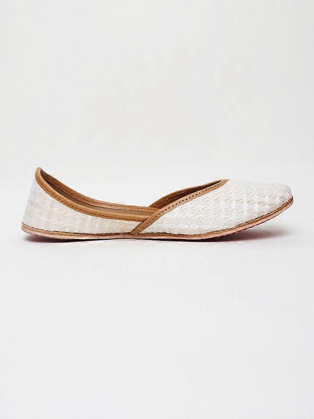 Glam Story Women's Rojana Ivory Embroidered Checks Punjabi Jutti