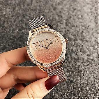 Novo relógio de casal com uma pulseira de malha simples e um mostrador cravejado de diamantes