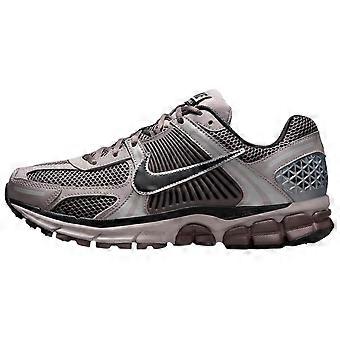 Tênis de corrida Nike Vomero 5 de cano baixo, unissex, em mesh antiderrapante e resistente à abrasão, nas cores cinza e roxo (FB9149-005).