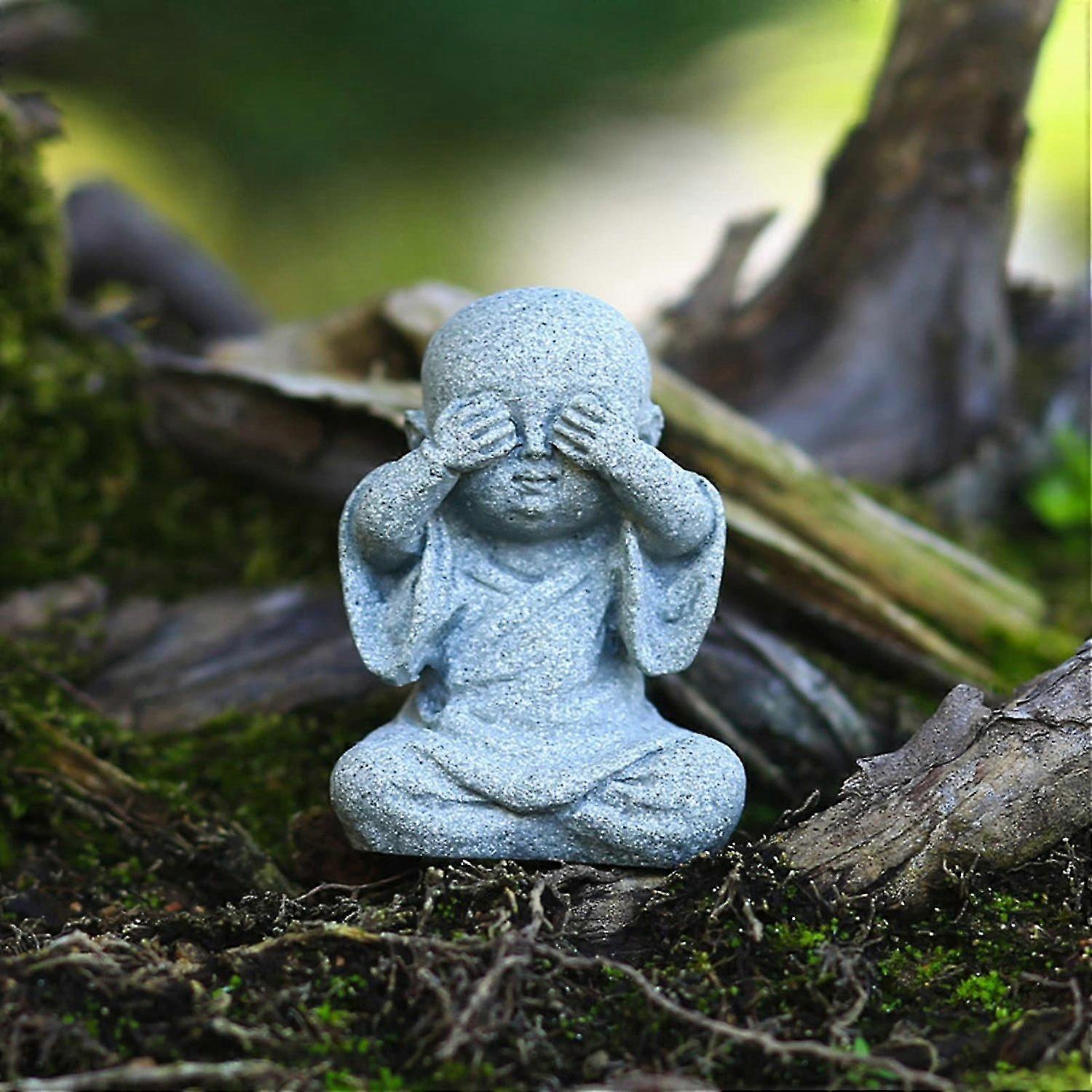 Une minuscule et mignonne statue de bébé Bouddha en grès et une figurine de moine souriant, un ornement de richesse