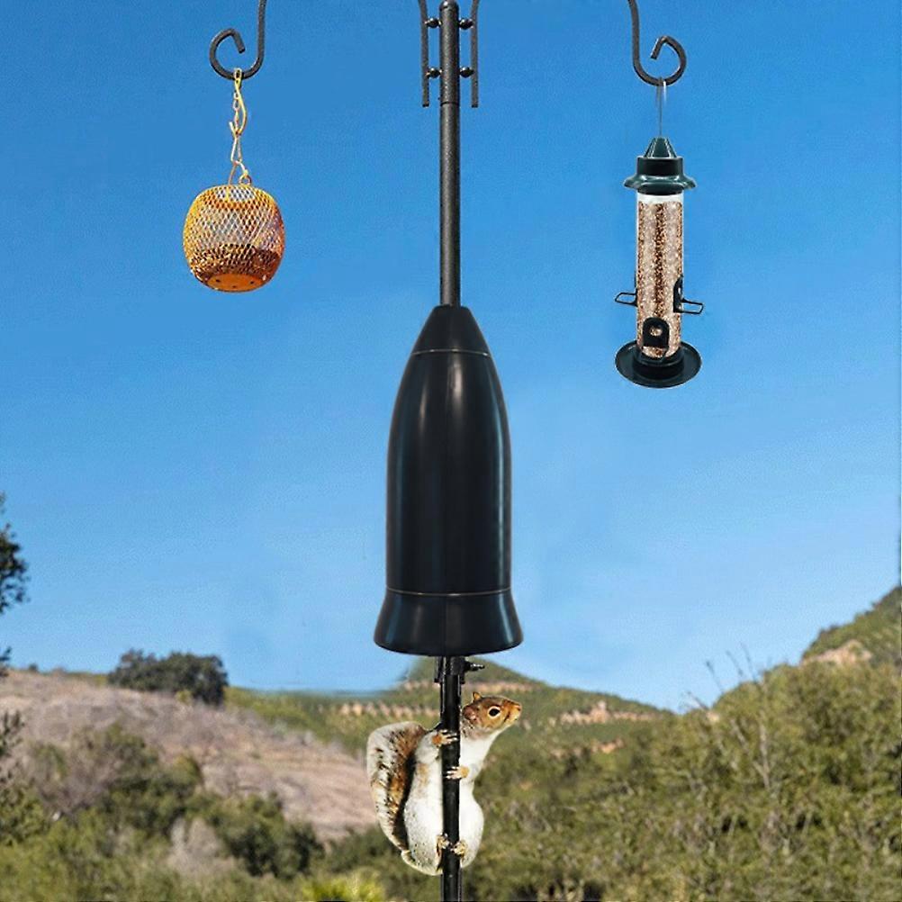 バードフィーダーやバードハウスを吊るすためのガードバッフルを包み込む