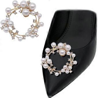 This is a set of pearl wreath shoe clips with detachable flower buckles, perfect for women's footwear decorations, suitable for weddings, high he