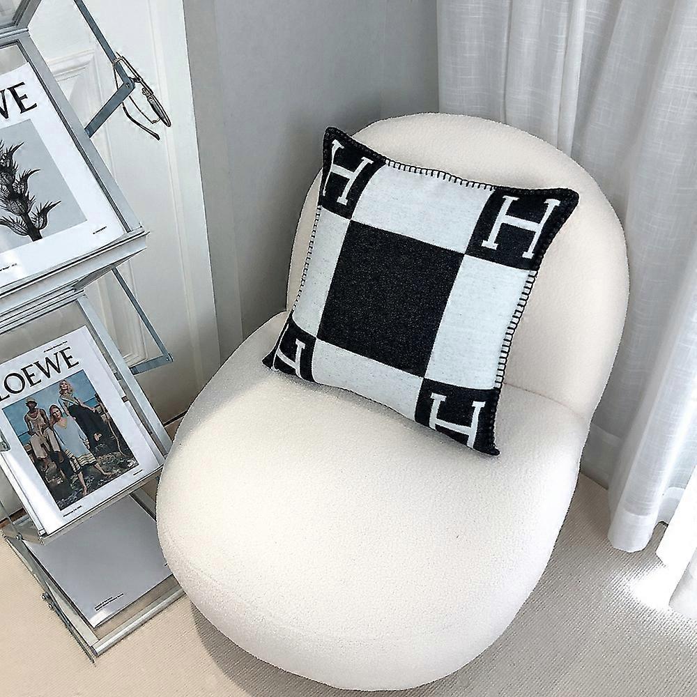 1 fronha de 45x45cm com a letra H na cor preta