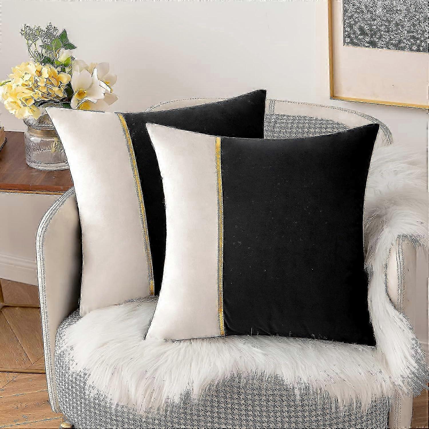 Förpackning med 2 kuddfodral i sammet med lapptäcke och guldläder, fyrkantig form, mjuk fast, soffkuddar