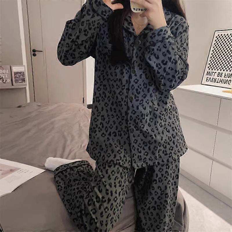 Nouveauté printemps : Pyjama léopard gris tendance pour femme, composé d'un haut à manches longues et d'un pantalon. Ensemble décontracté idéal pour se détendre.