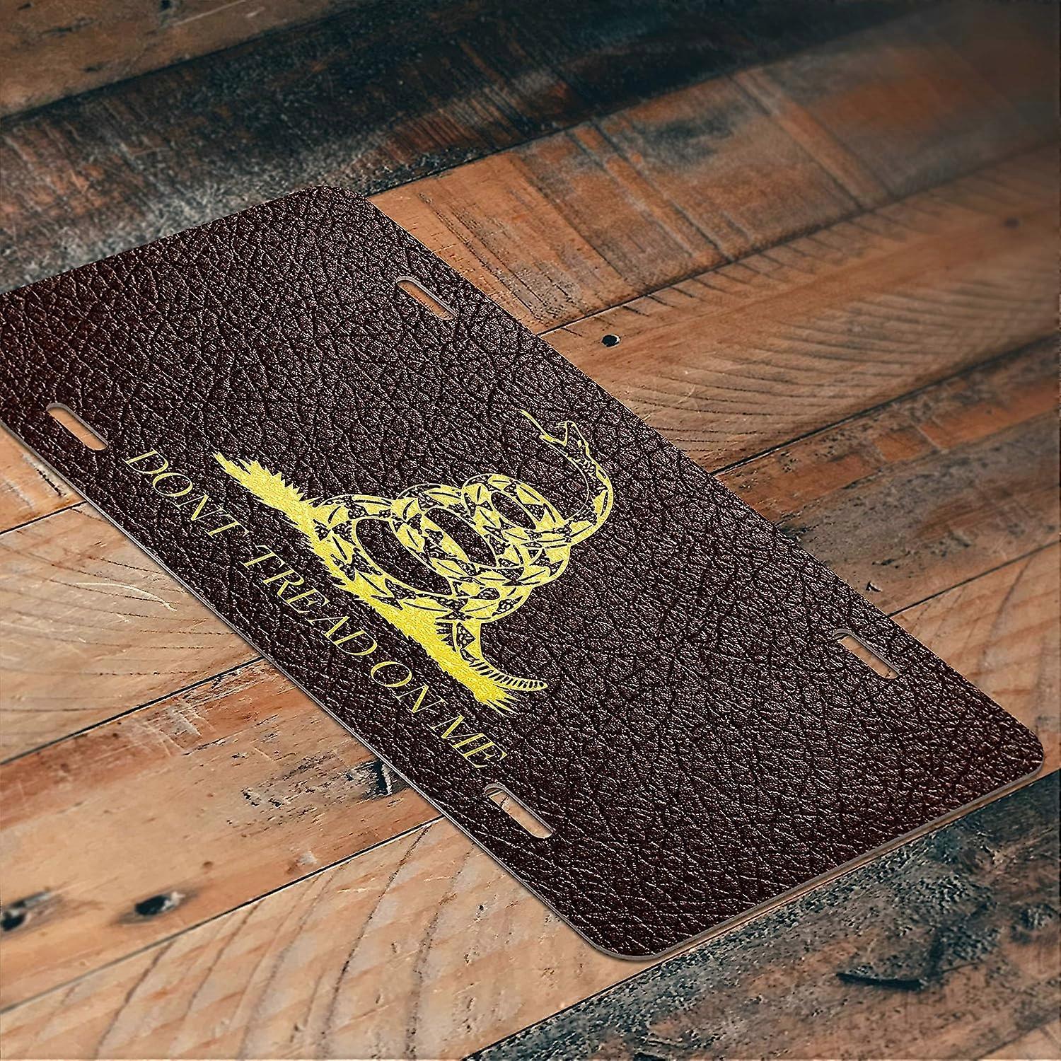 Placa de Licença Estampada com Aparência de Couro Gadsden Flag Don't Tread On Me Vanity Metal | Metal impresso UV | 6 polegadas por 12 polegadas | Carro Caminhão RV T