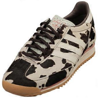 Tênis feminino adidas SL 72 OG com estampa de vaca.