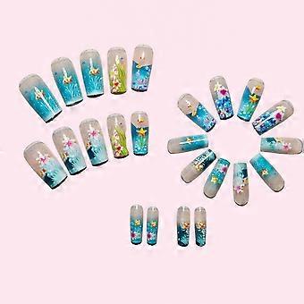 Arte de unhas pintada à mão com tema do fundo do mar, com pequenos peixes e estrelas-do-mar para criar um efeito de conto de fadas. Use esta arte de unhas com 24 peças inspiradas no mar.