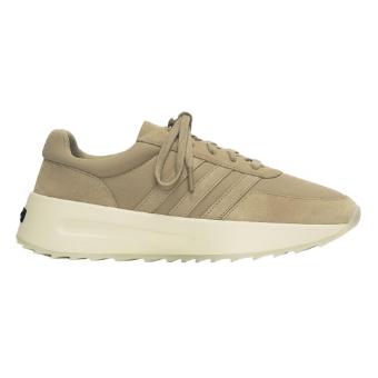 Adidas herre-løbesko i ruskind med snørelukning.