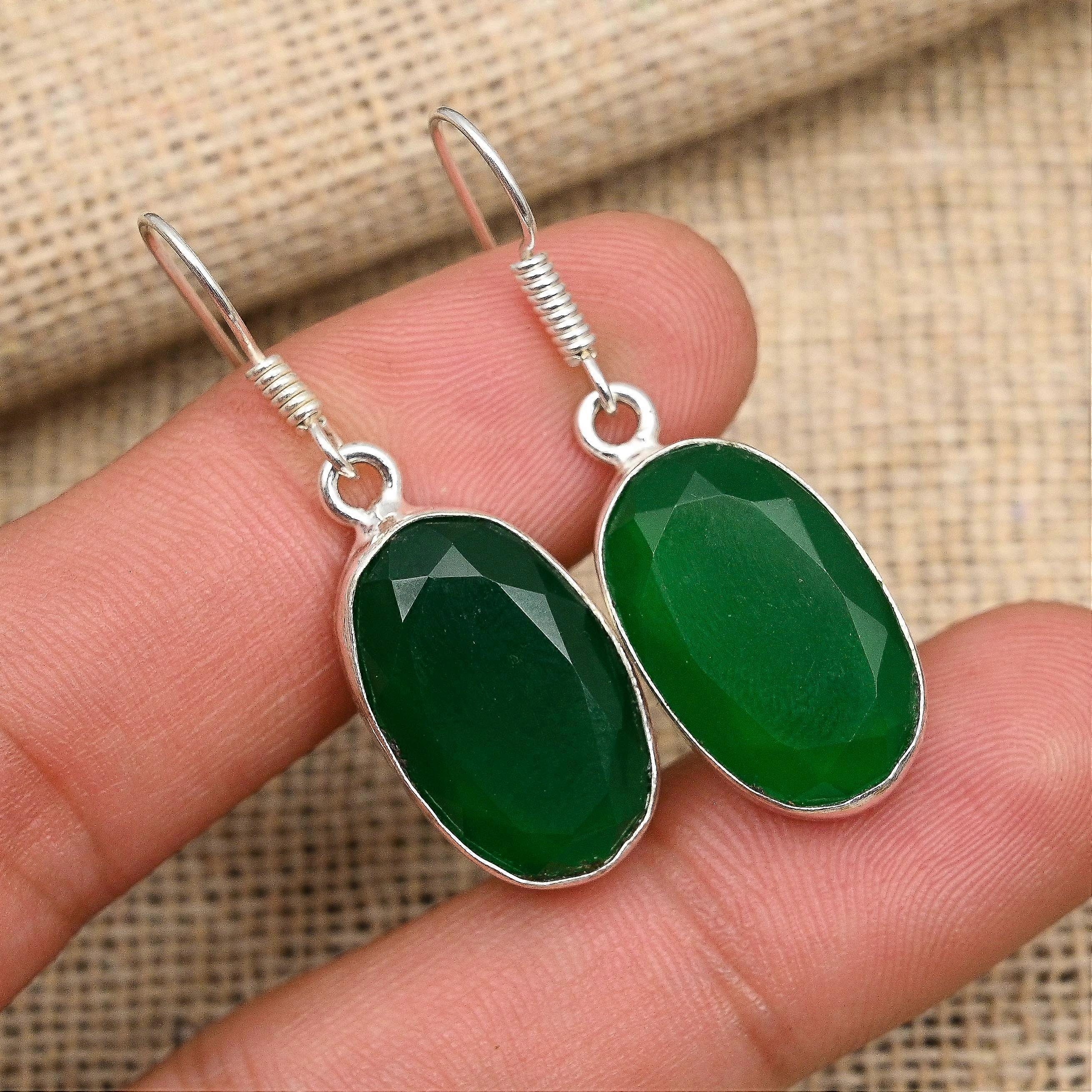 Pendientes de plata de ley 925 con gema de ónix verde facetada, hechos a mano.