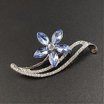 Spilla a corona di fiori in oro bianco con diamanti e zaffiri blu For