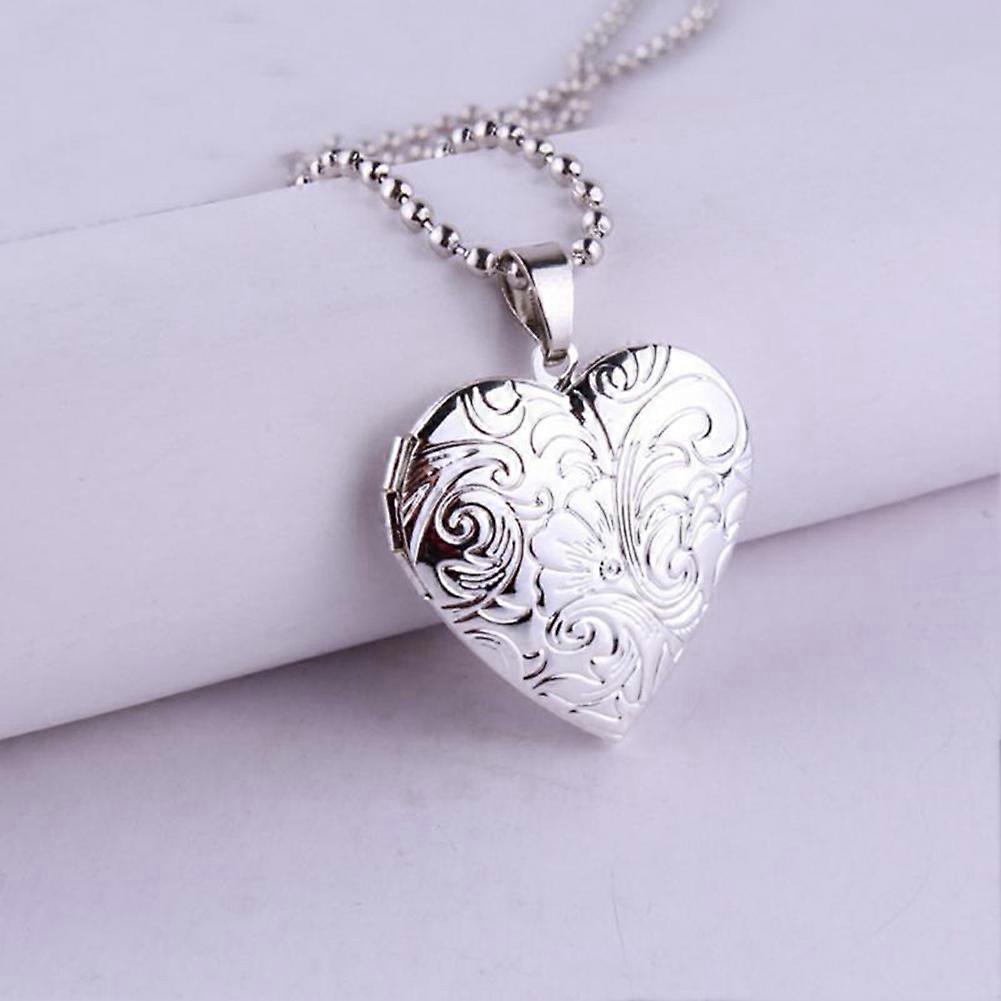 Patterned silver pendant with chain length