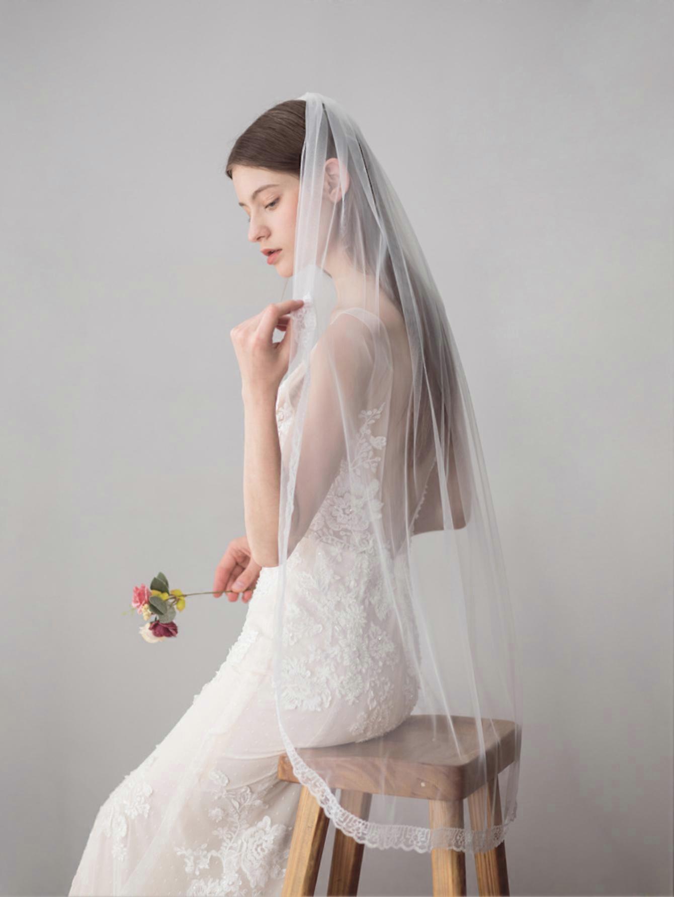 Medium-length bridal veil with lace edge and hair comb, romantic veil made of soft mesh fabric