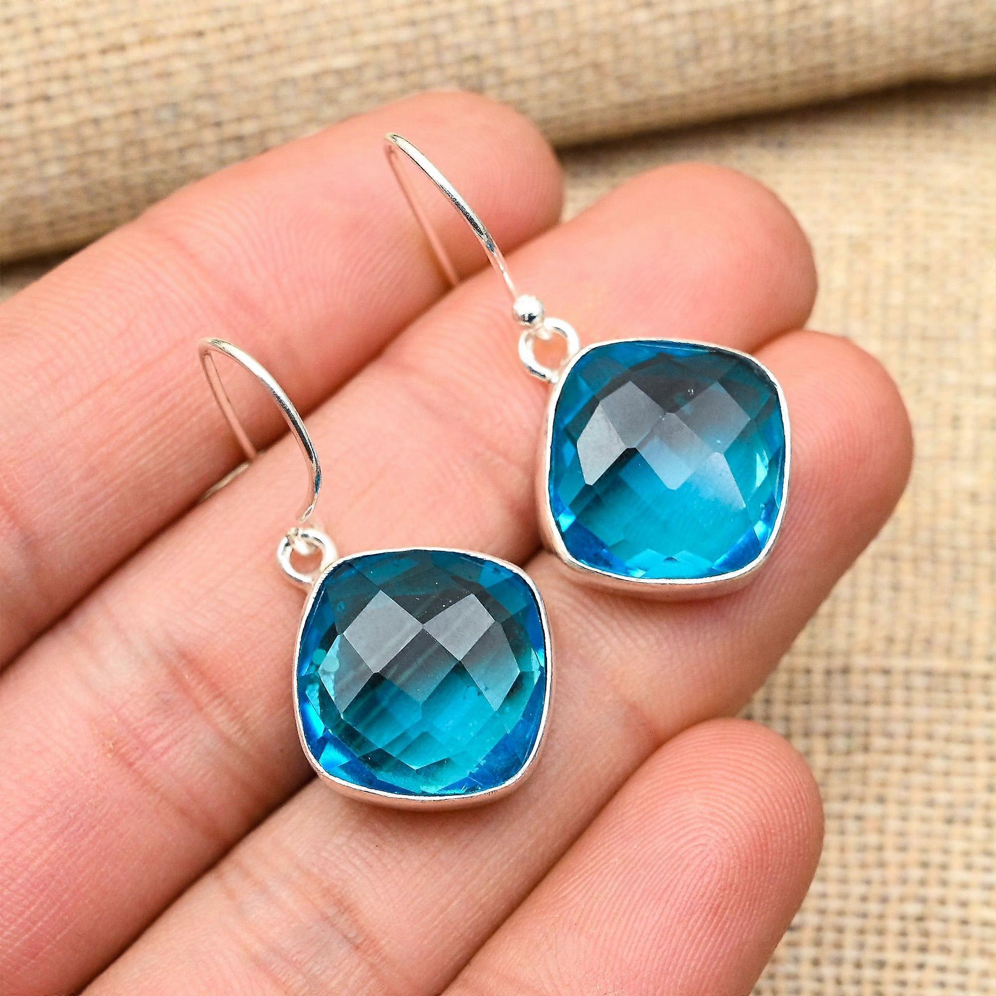 Pendientes de plata de ley 925 con una deslumbrante gema de topacio azul, hechos a mano para ella.