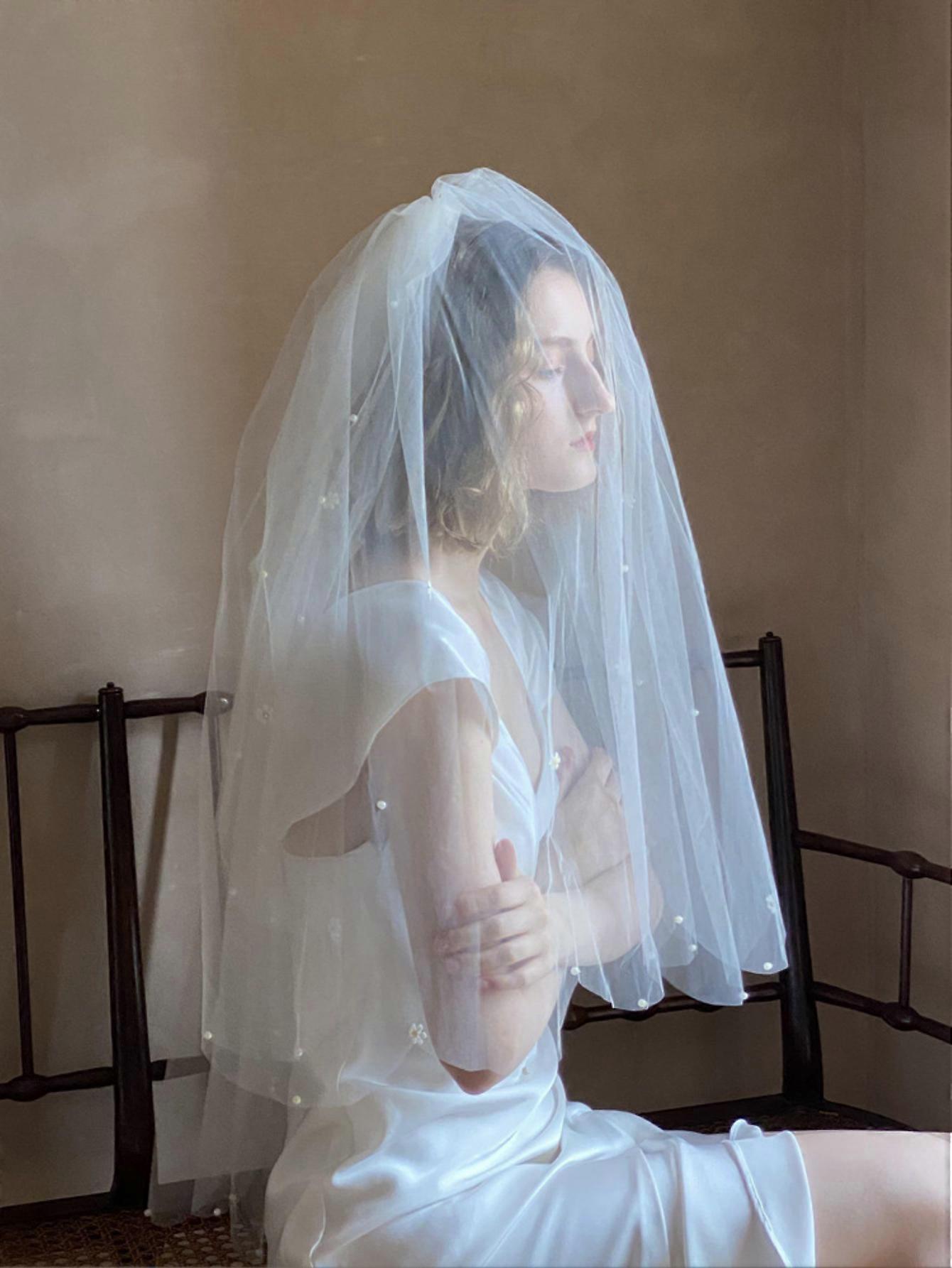 Elegant bridal veil with wavy edge and half pearl appliqués, white