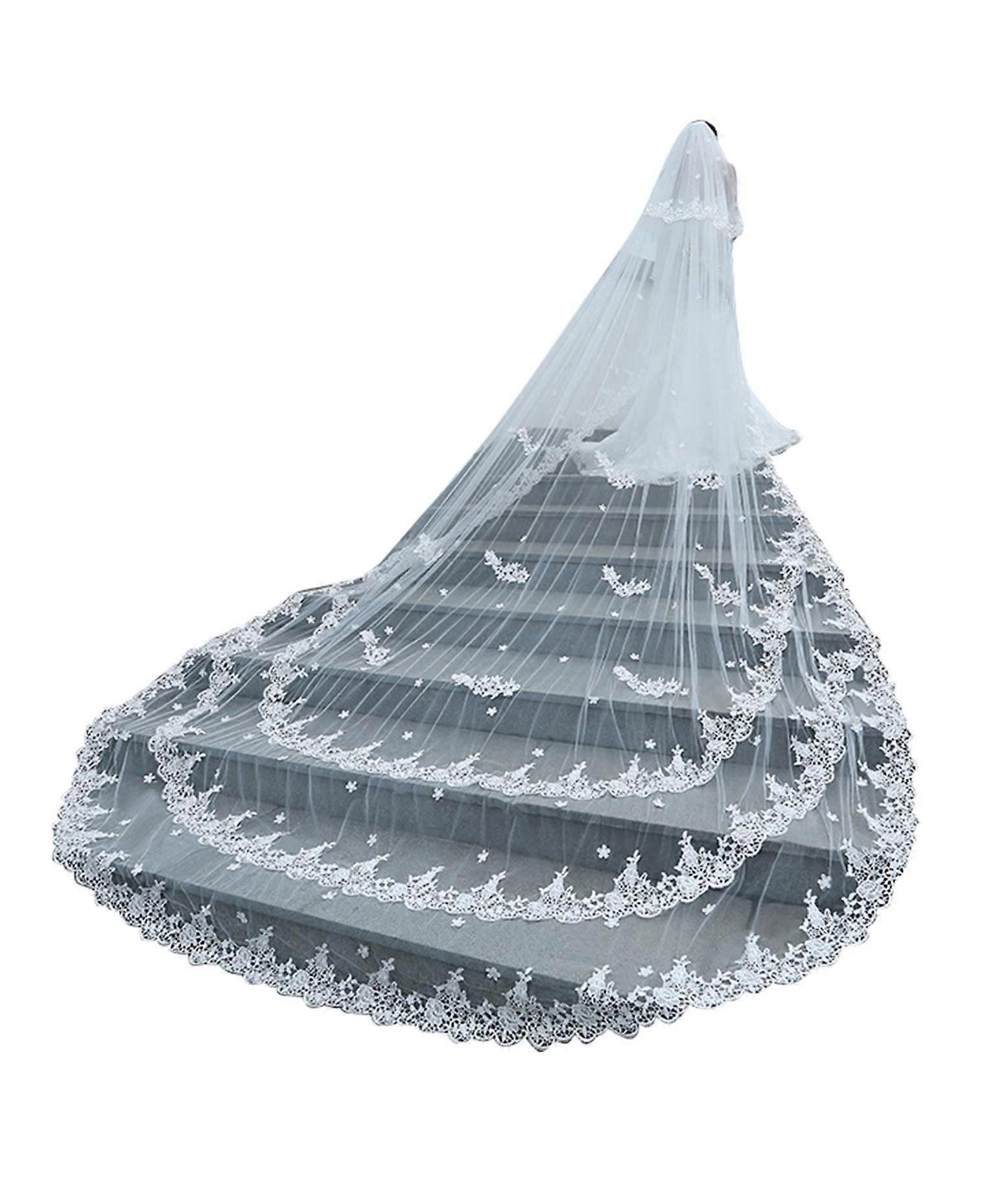 Double-layer wedding veil with triple lace edge and comb